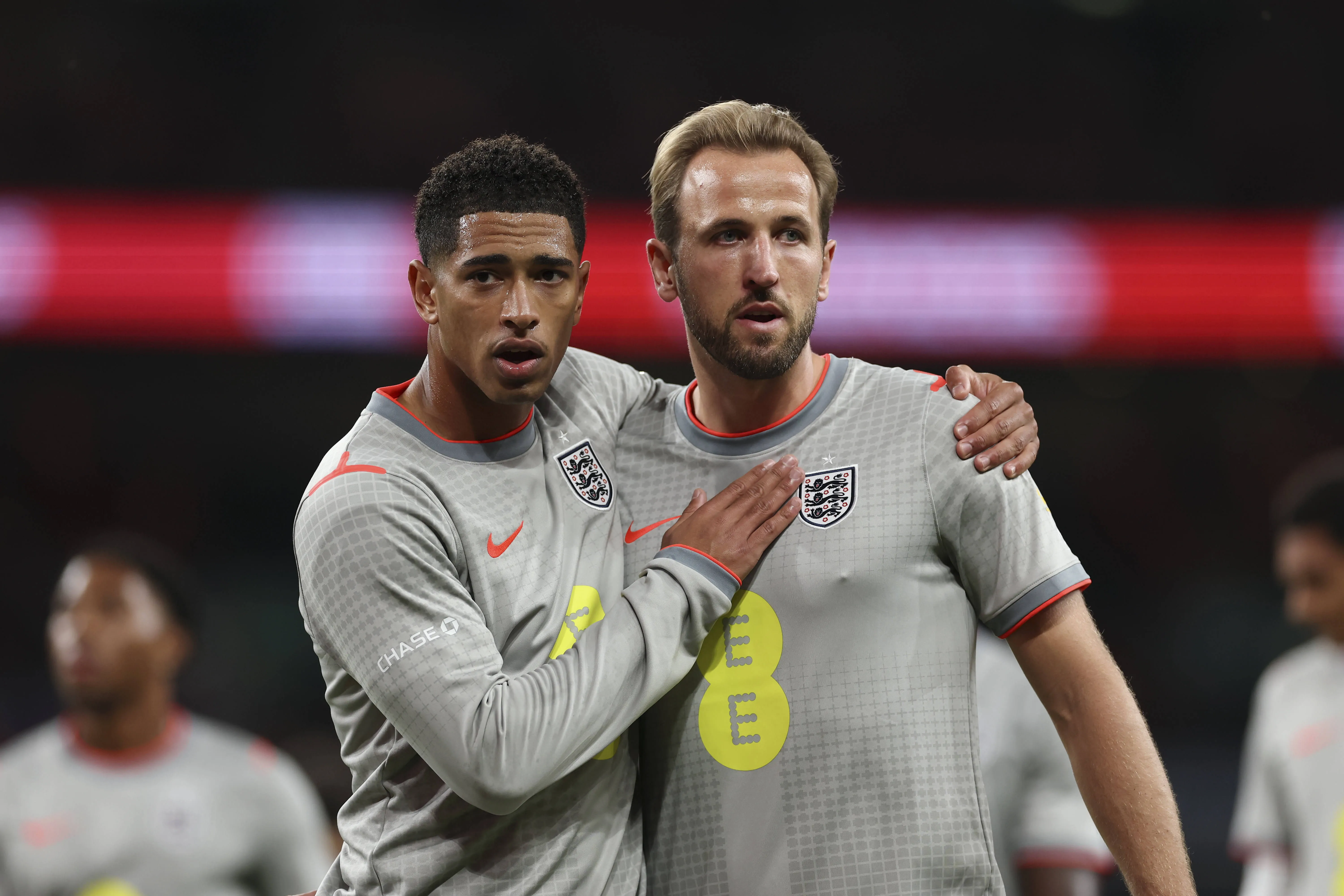 Kane e Bellingham durante aquecimento da sele&ccedil;&atilde;o inglesa 