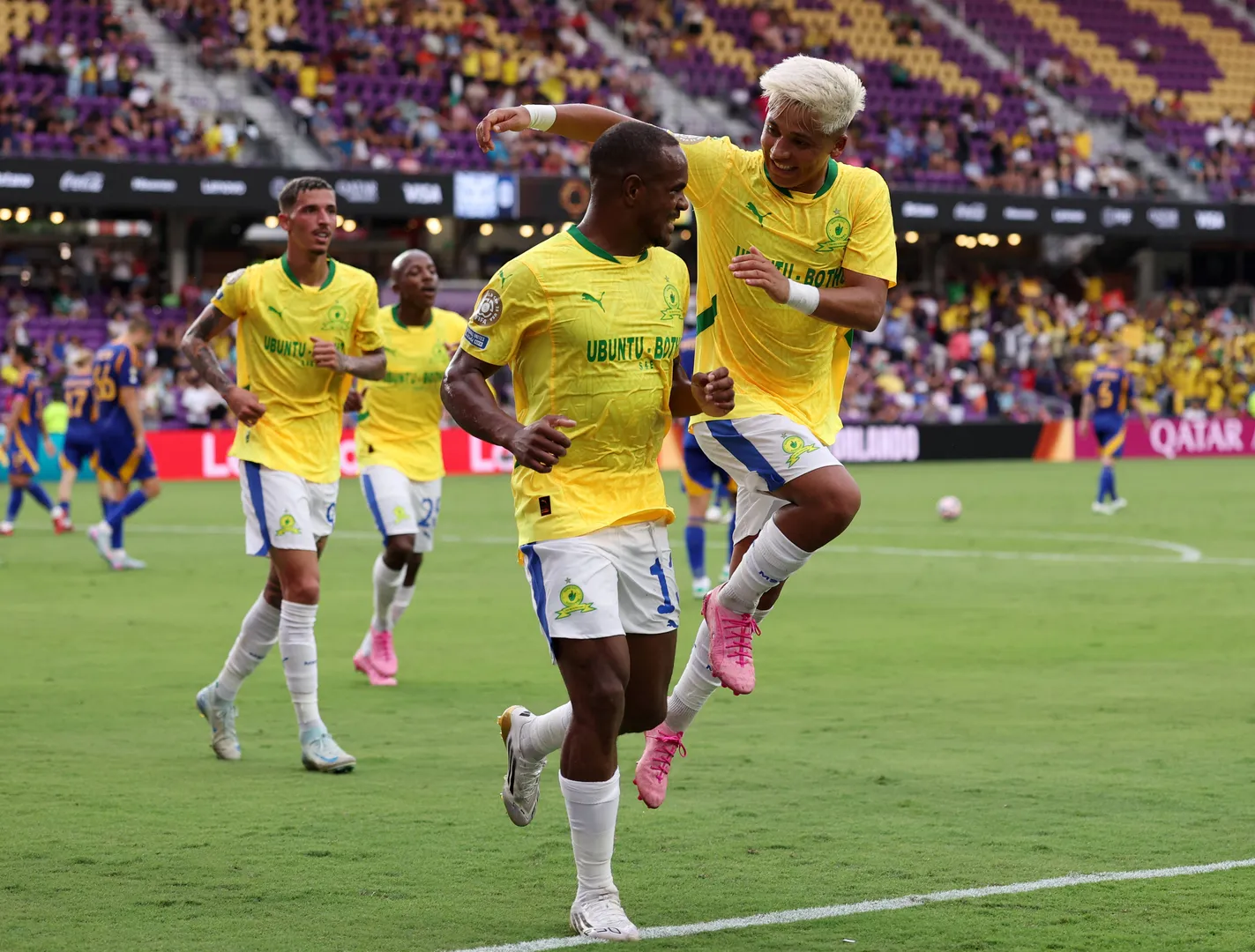 Rayners comemora gol do Mamelodi Sundowns