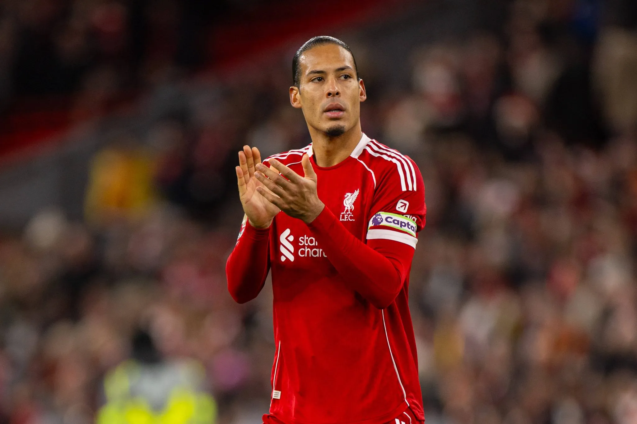 Virgil van Dijk em jogo do Liverpool em Anfield