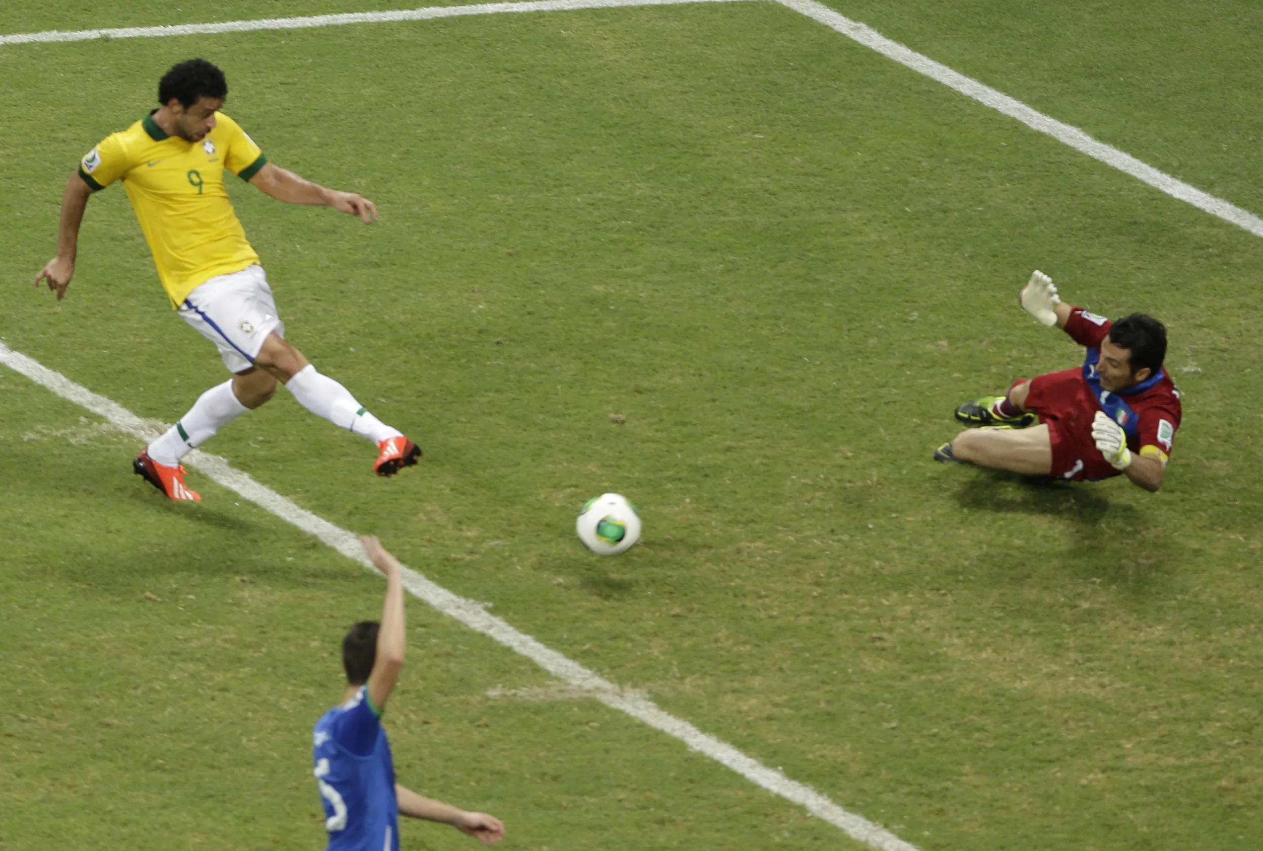 Fred aproveita que Buffon bateu roupa para mandar para as redes (AP Photo/Natacha Pisarenko)