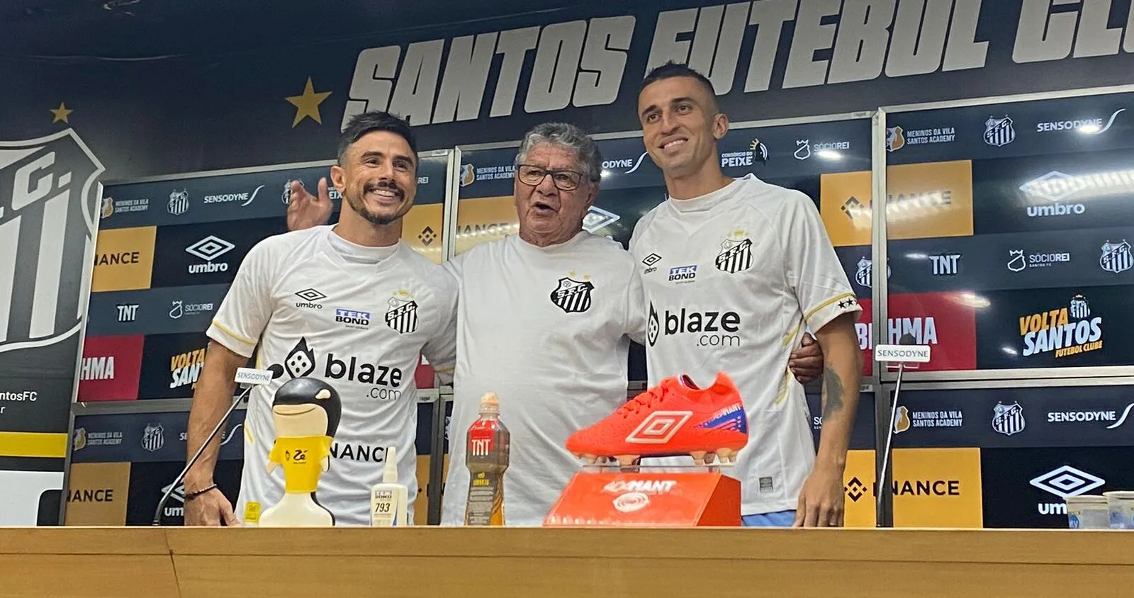 Apresentado no Santos, Willian comenta pol&ecirc;mica com Scarpa: &lsquo;Constrangimento muito grande&rsquo;