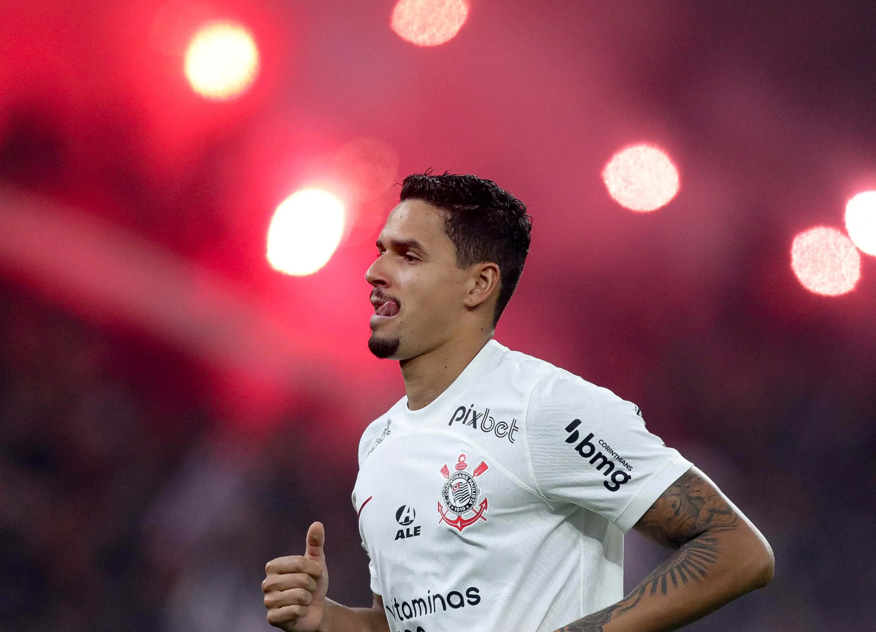 Um problema a menos? Corinthians se aproxima de acerto com Benfica para manter Lucas Ver&iacute;ssimo no elenco
