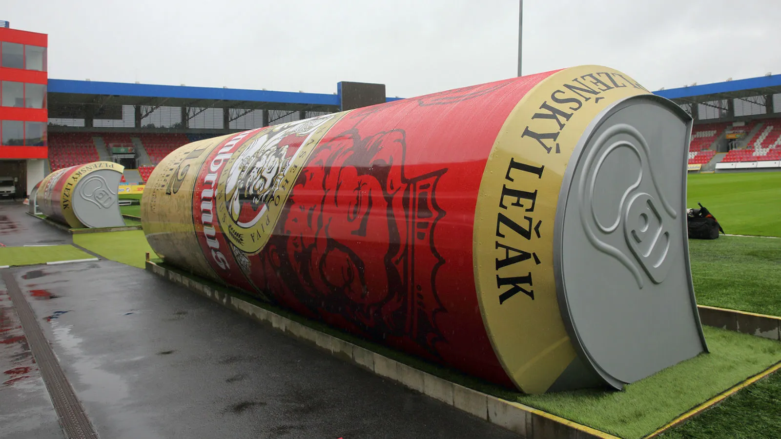 Na terra da cerveja pilsen, o banco de reservas do Viktoria Plzen agora &eacute; um lat&atilde;o