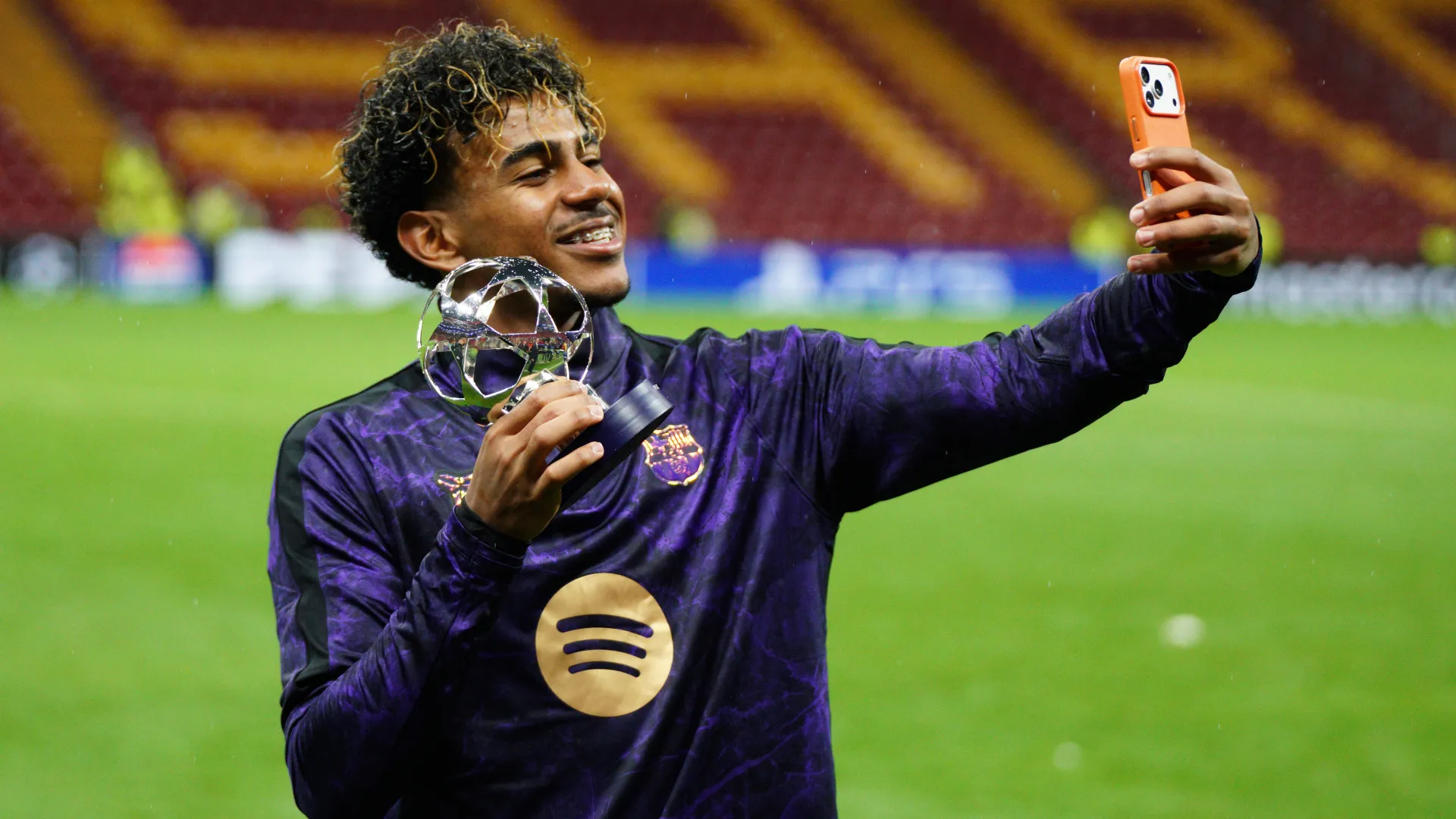 Lamine Yamal, do FC Barcelona, tira uma selfie com o troféu de melhor em campo após a partida da segunda rodada da Champions League entre Galatasaray e Barcelona, no Rams Park Stadium, em Istambul, na Turquia, em 13 de outubro de 2026.