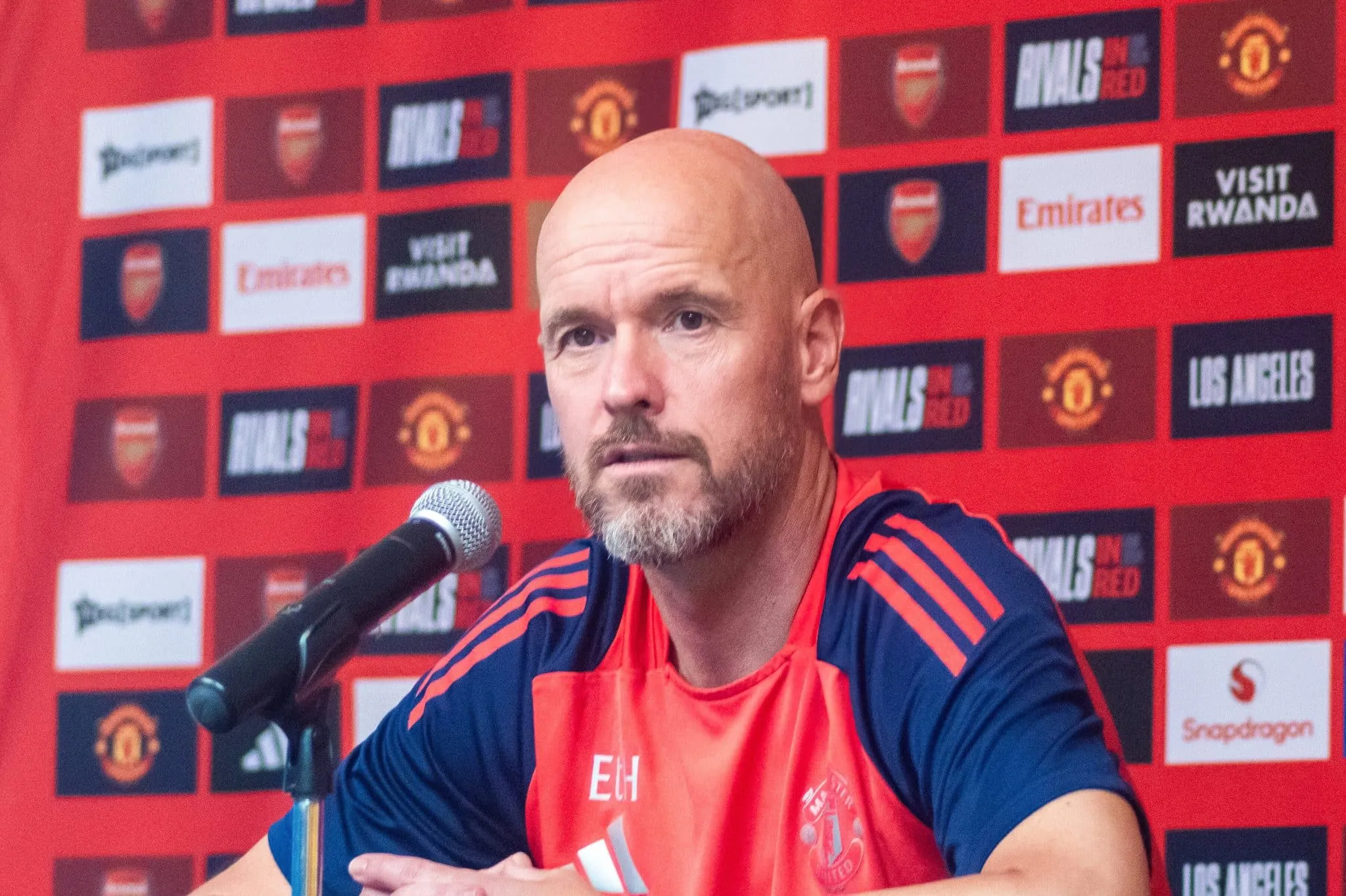Sem espa&ccedil;o no United, lateral da sele&ccedil;&atilde;o inglesa inicia conversas com clube londrino