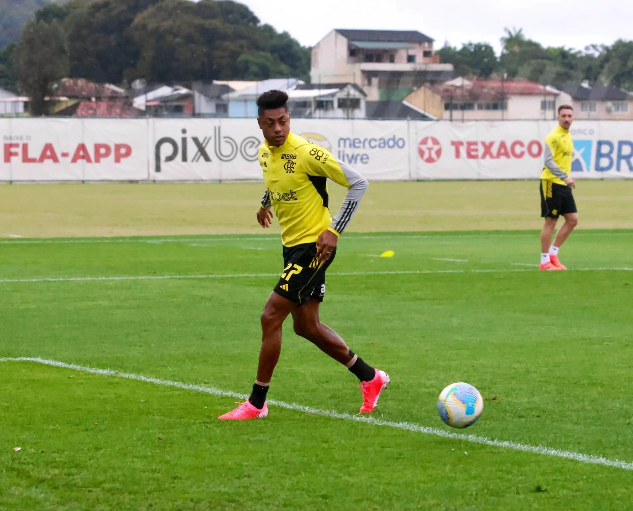 Bruno Henrique retorna, e Flamengo ter&aacute; for&ccedil;a m&aacute;xima contra o Palmeiras
