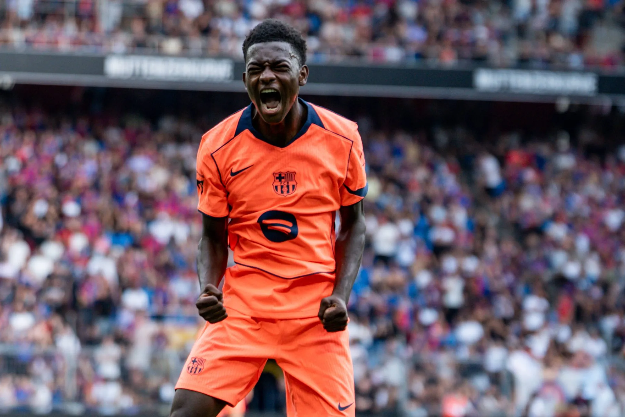 Jesse Bisiwu celebra gol pelo Barcelona