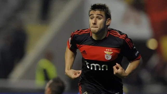 Benfica bate Braga e mant&eacute;m briga acirrada com o Porto