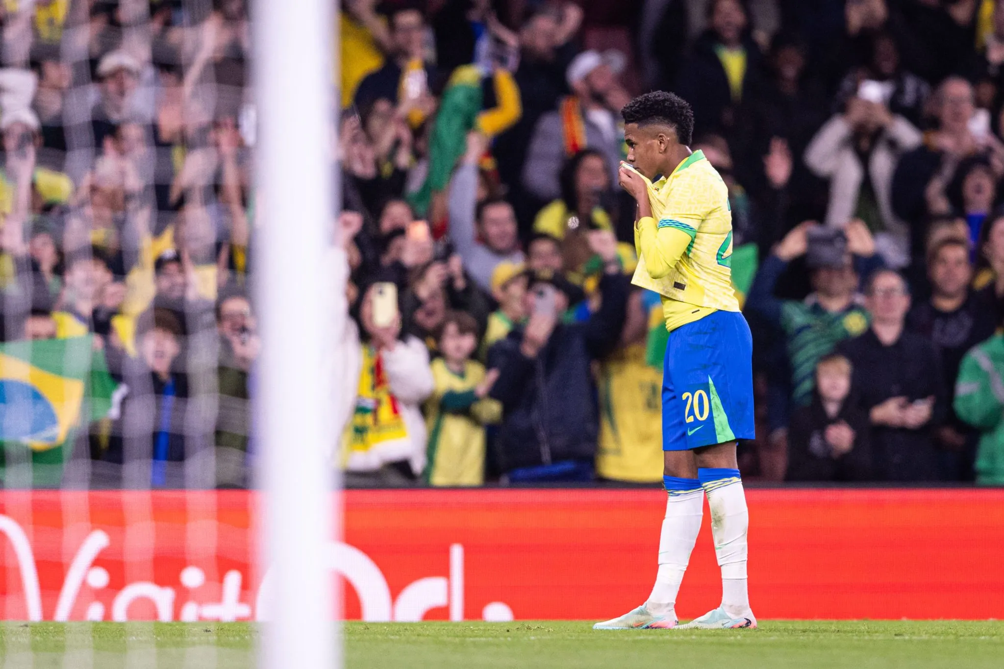 Est&ecirc;v&atilde;o comemora gol no amistoso contra Senegal (Foto: Iconsport)