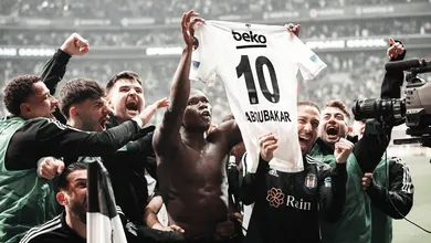 O Besiktas venceu de virada o cl&aacute;ssico contra o Galatasaray e incendiou a reta final do Campeonato Turco