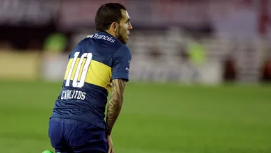 Ap&oacute;s fraturar perna de rival com entrada violenta, Tevez oferece ajuda e acompanhar&aacute; cirurgia