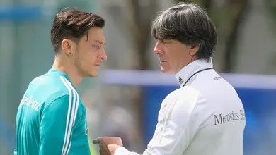 L&ouml;w visitou o CT do Arsenal para tentar falar com &Ouml;zil e meia se recusou em receb&ecirc;-lo