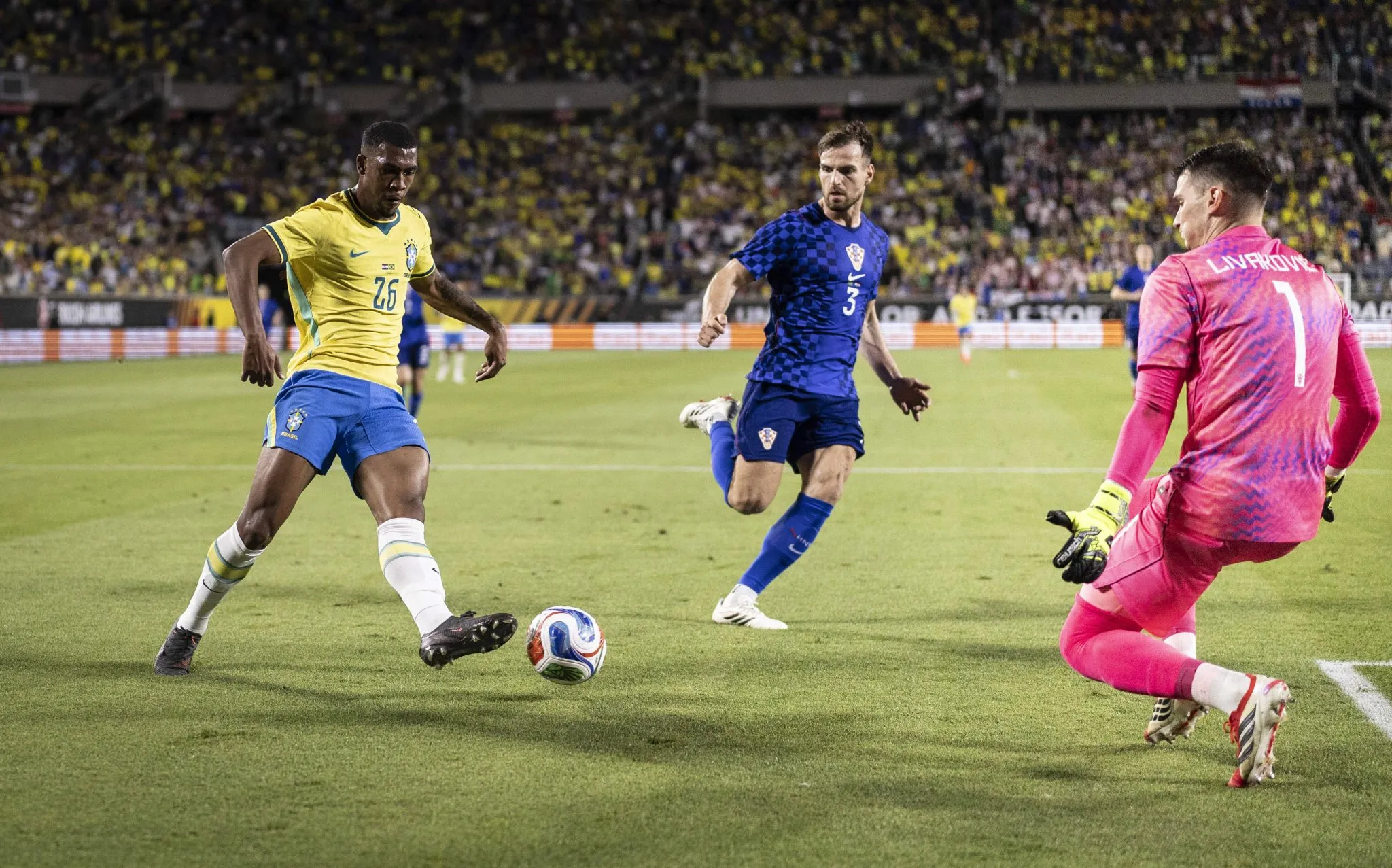 Rayan cara a cara com Livakovic em Brasil x Cro&aacute;cia