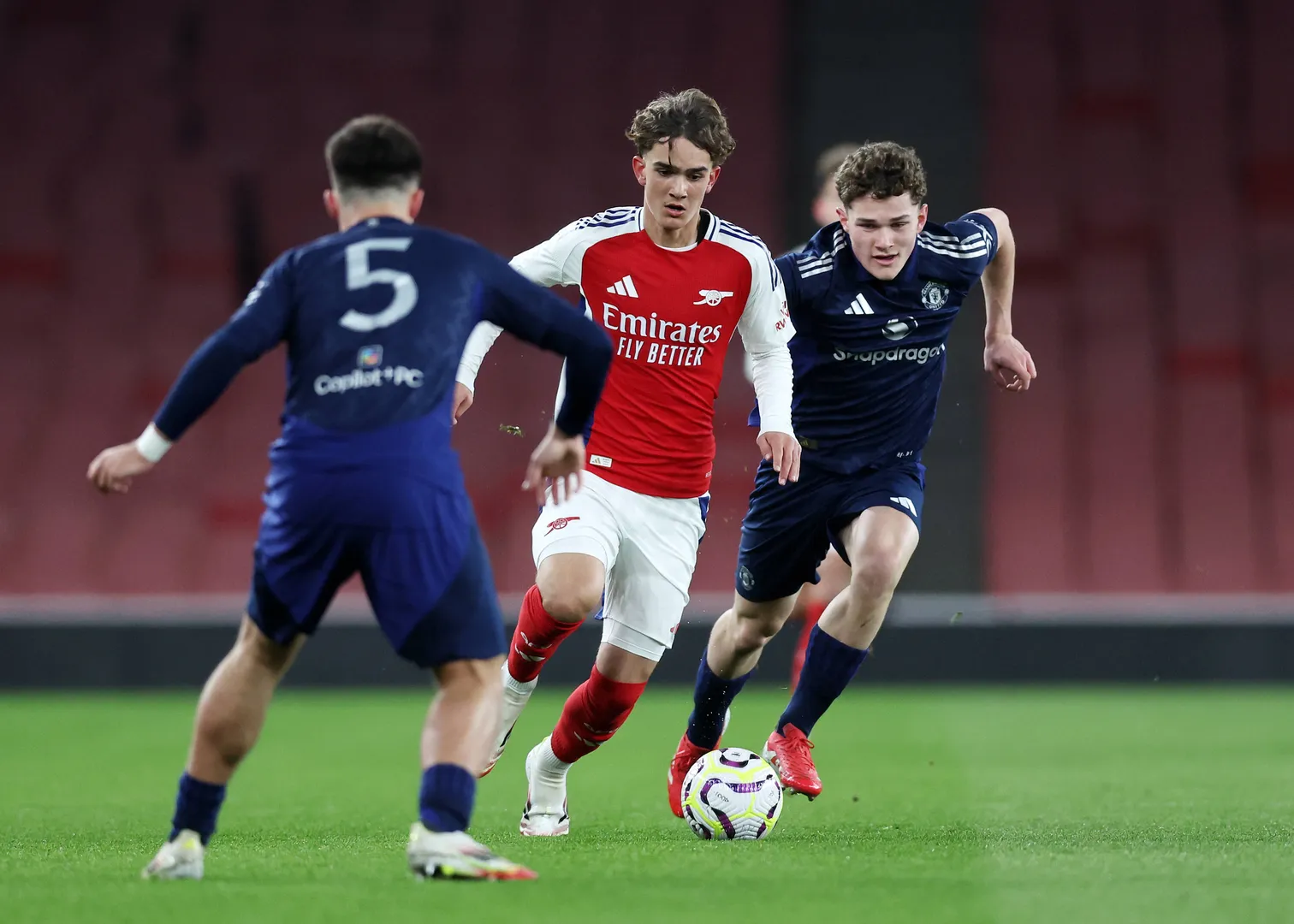Jovem do Arsenal n&atilde;o pode jogar na Premier League desta temporada em decorr&ecirc;ncia de norma sobre idade