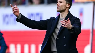 Pretendido por Liverpool e Bayern de Munique, Xabi Alonso ter&aacute; uma dif&iacute;cil decis&atilde;o a tomar na pr&oacute;xima temporada