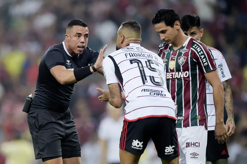 Ganso sentiu dores na panturrilha no jogo de ida das semifinais do Carioca contra o Flamengo (Foto: Icon sport)