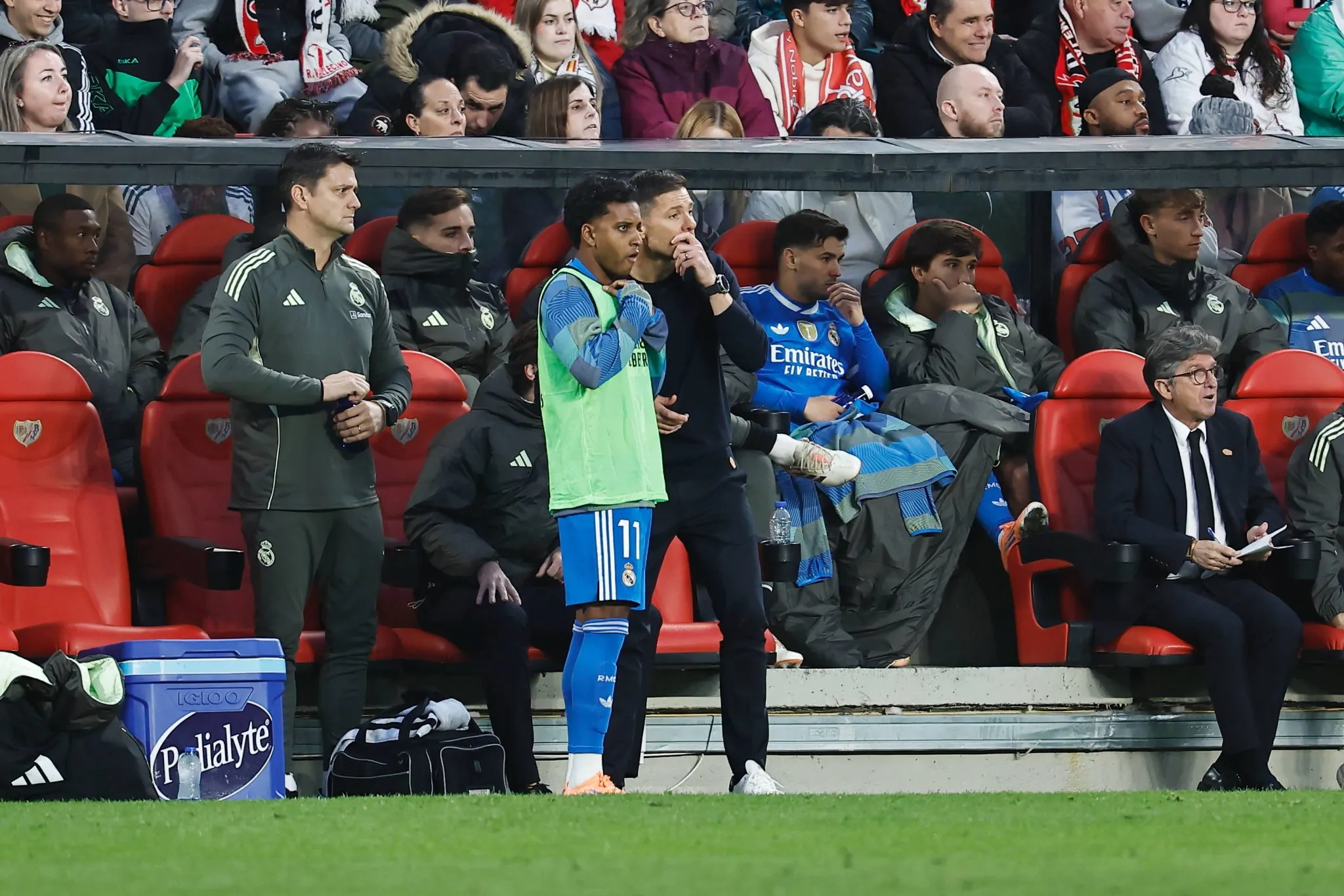 Rodrygo recebe instru&ccedil;&otilde;es de Xabi Alonso em jogo do Real Madrid