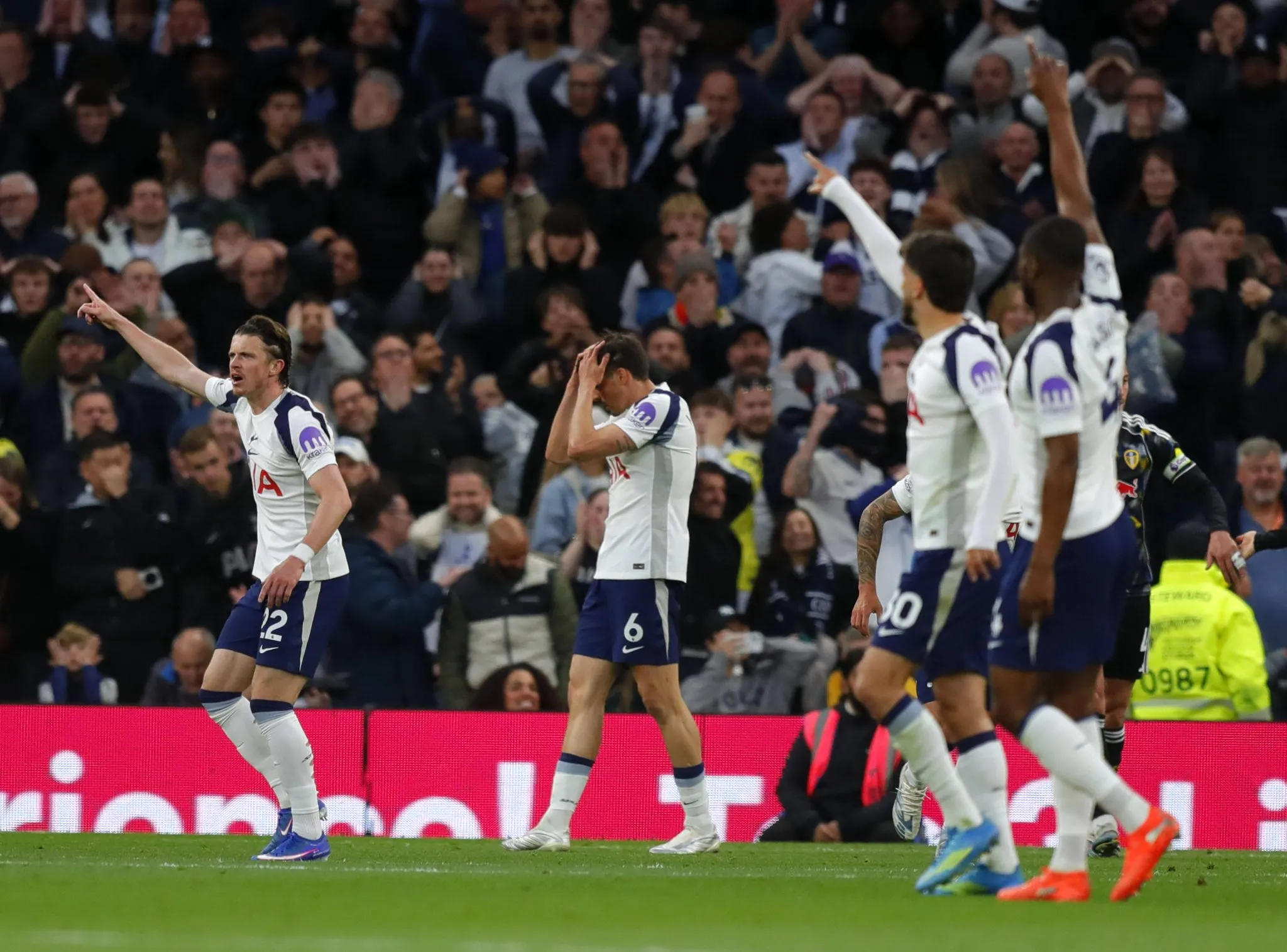 Jogadores do Tottenham em partida contra o Leeds