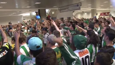 A torcida do Coritiba ofereceu uma calorosa recep&ccedil;&atilde;o aos her&oacute;is na volta da virada em C&oacute;rdoba