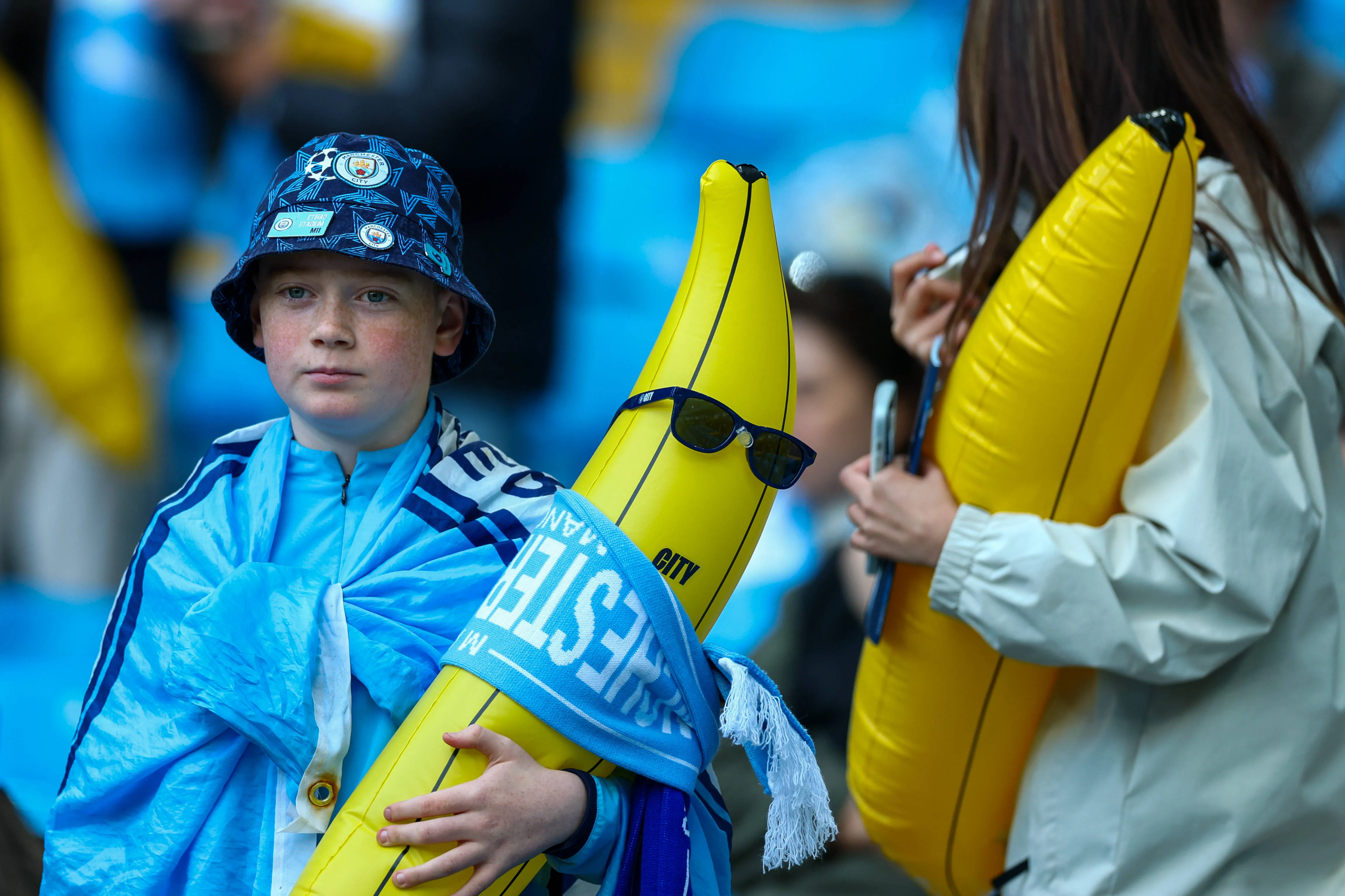 Torcedores do Manchester City com bananas infl&aacute;veis