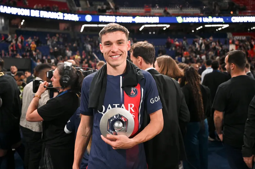Ugarte posa com pr&ecirc;mio de melhor jogador da partida