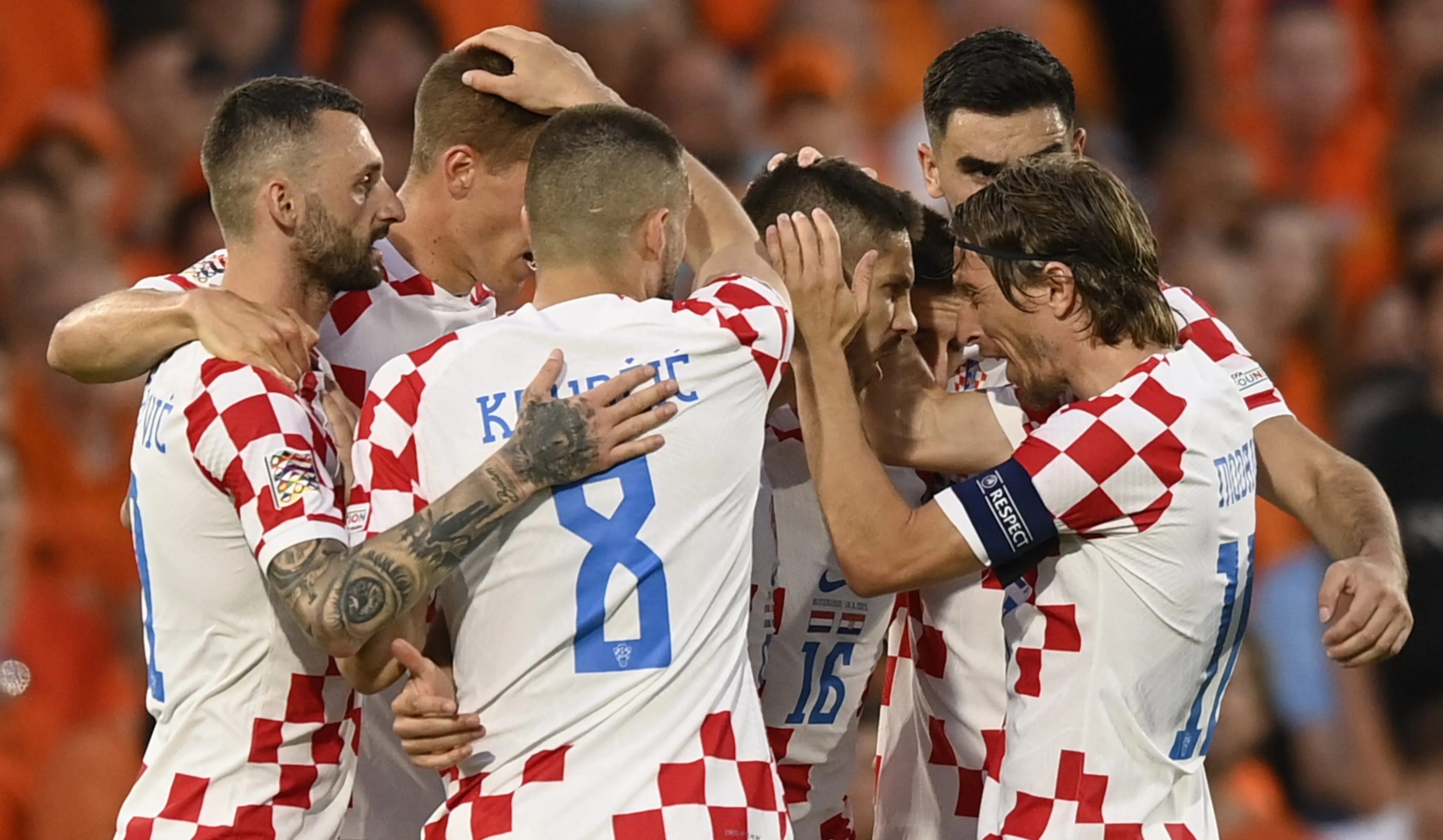 Uma semifinal &eacute;pica: A Cro&aacute;cia se agigantou em Roterd&atilde; para esfriar a valente Holanda e avan&ccedil;ar na prorroga&ccedil;&atilde;o