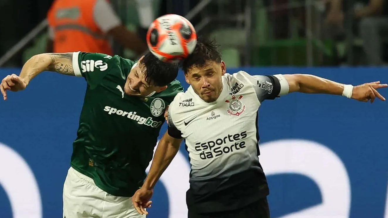 Joaqu&iacute;n Piquerez disputa bola com Romero, do Corinthians
