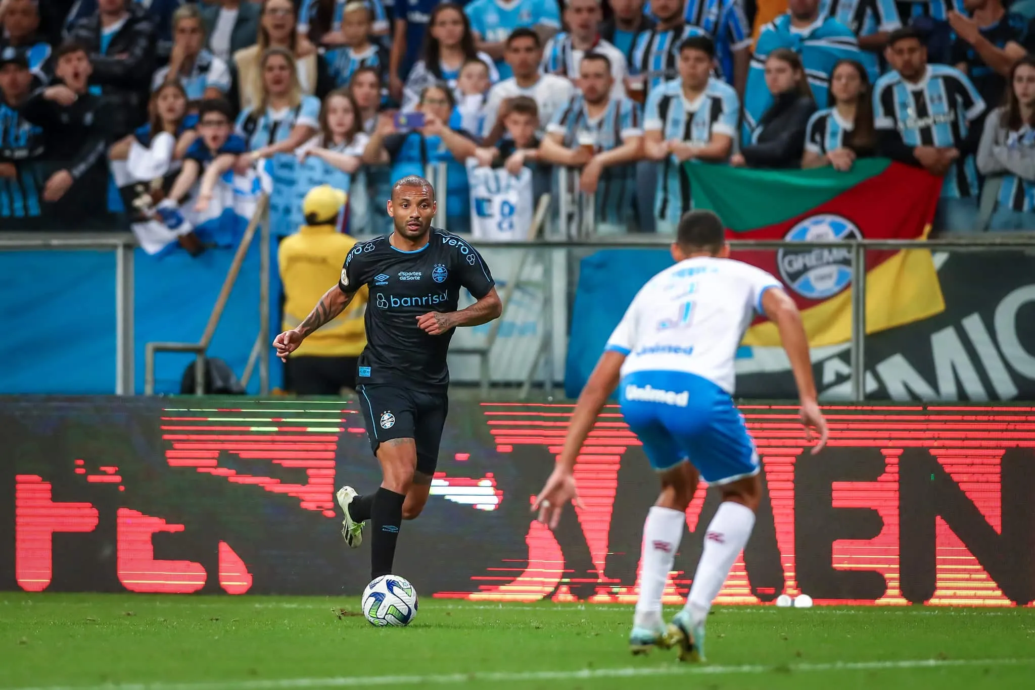 Enquanto segue na busca por um 9, Gr&ecirc;mio aposta em solu&ccedil;&atilde;o caseira e arriscada