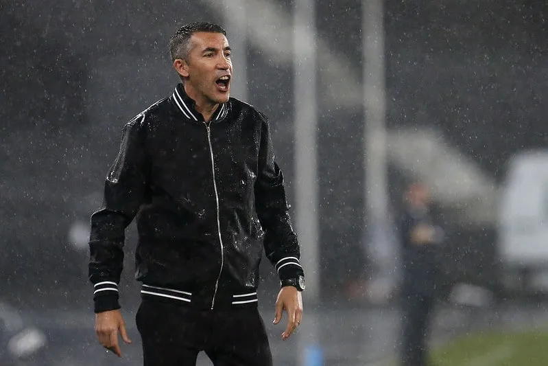 Botafogo: Lage minimiza calend&aacute;rio e faz compara&ccedil;&atilde;o com a Premier League
