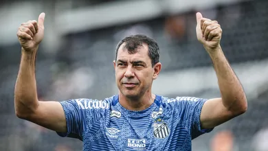Carille acena perman&ecirc;ncia no Santos, mas Corinthians n&atilde;o desiste de contratar o treinador