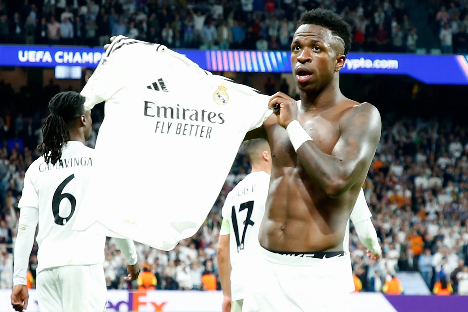 Vin&iacute;cius J&uacute;nior celebra gol pelo Real Madrid