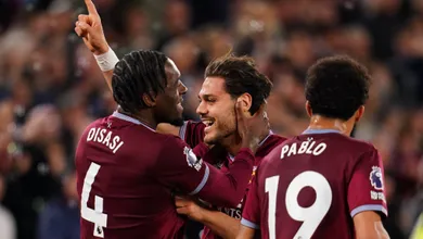 Ex-Arsenal brilha, West Ham atropela e joga Tottenham para zona de rebaixamento