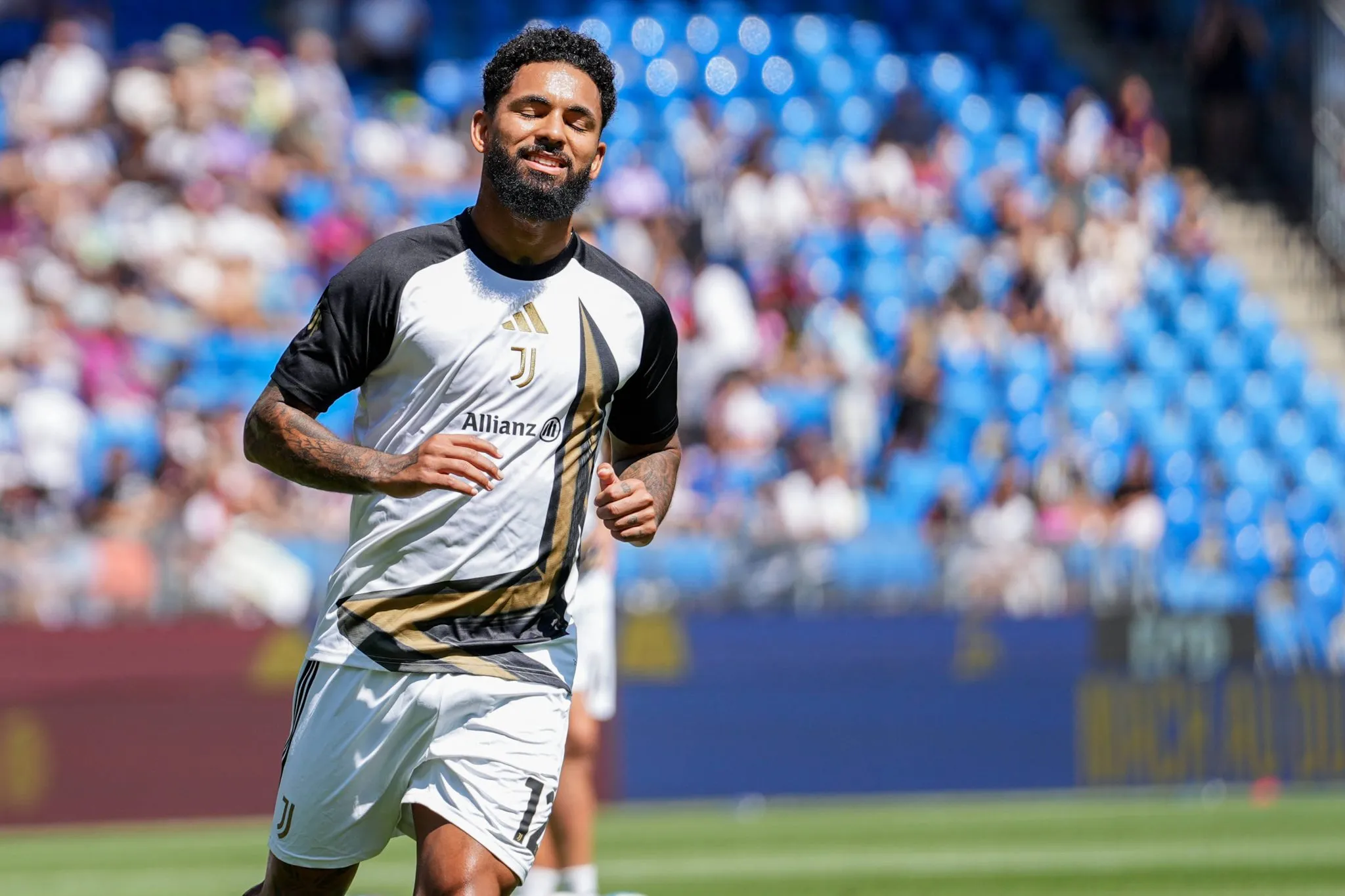 Douglas Luiz tem disputado amistosos de pr&eacute;-temporada com a Juventus
