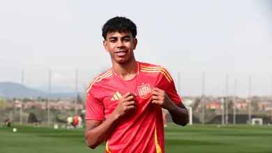 Esperan&ccedil;a da Espanha na Eurocopa ainda est&aacute; na escola, mas j&aacute; fala em fazer hist&oacute;ria