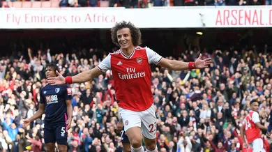 David Luiz anotou seu primeiro gol pelo Arsenal e ajudou o time a assumir a terceira coloca&ccedil;&atilde;o