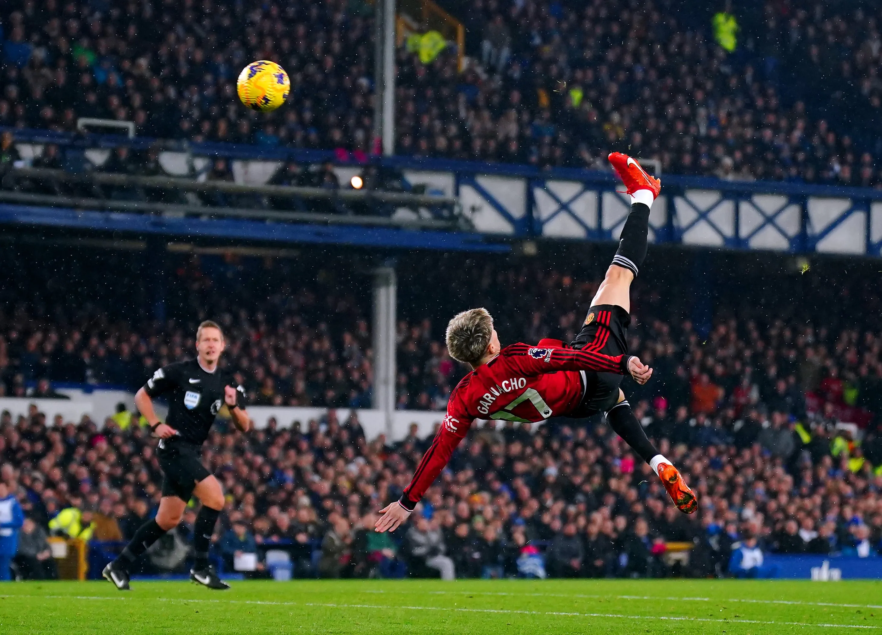 Na esteira de Garnacho, relembre alguns gola&ccedil;os da hist&oacute;ria da Premier League