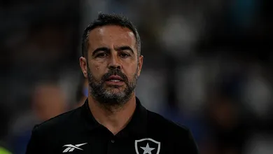 Como &lsquo;desorganiza&ccedil;&atilde;o defensiva&rsquo; de Artur Jorge ajudou o Botafogo a vencer o Fluminense
