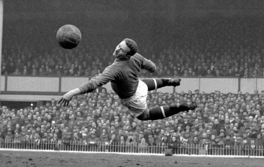 Her&oacute;i no desastre de Munique em 1958, ex-goleiro Harry Gregg falece aos 87 anos