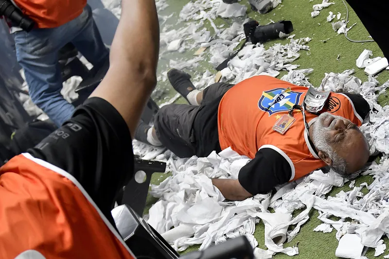 Fot&oacute;grafo ferido ap&oacute;s atos de torcedores na Arena MRV