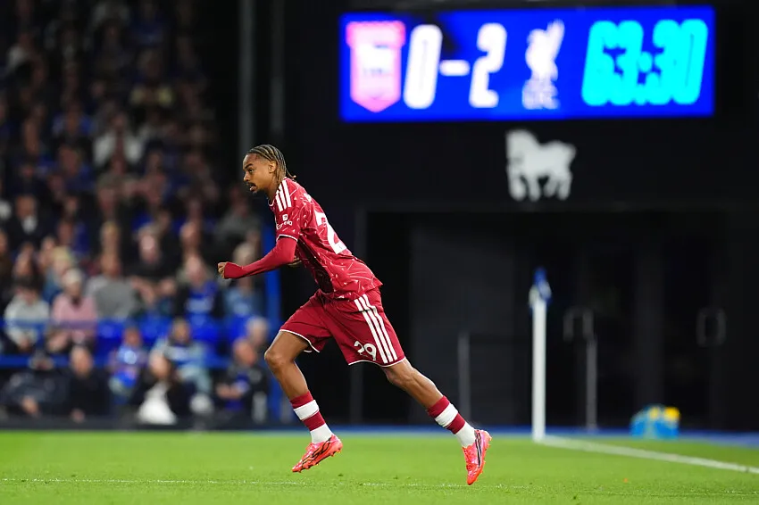 Bradley Barcola durante estreia pelo Liverpool (Foto: PA Images / Icon Sport)
