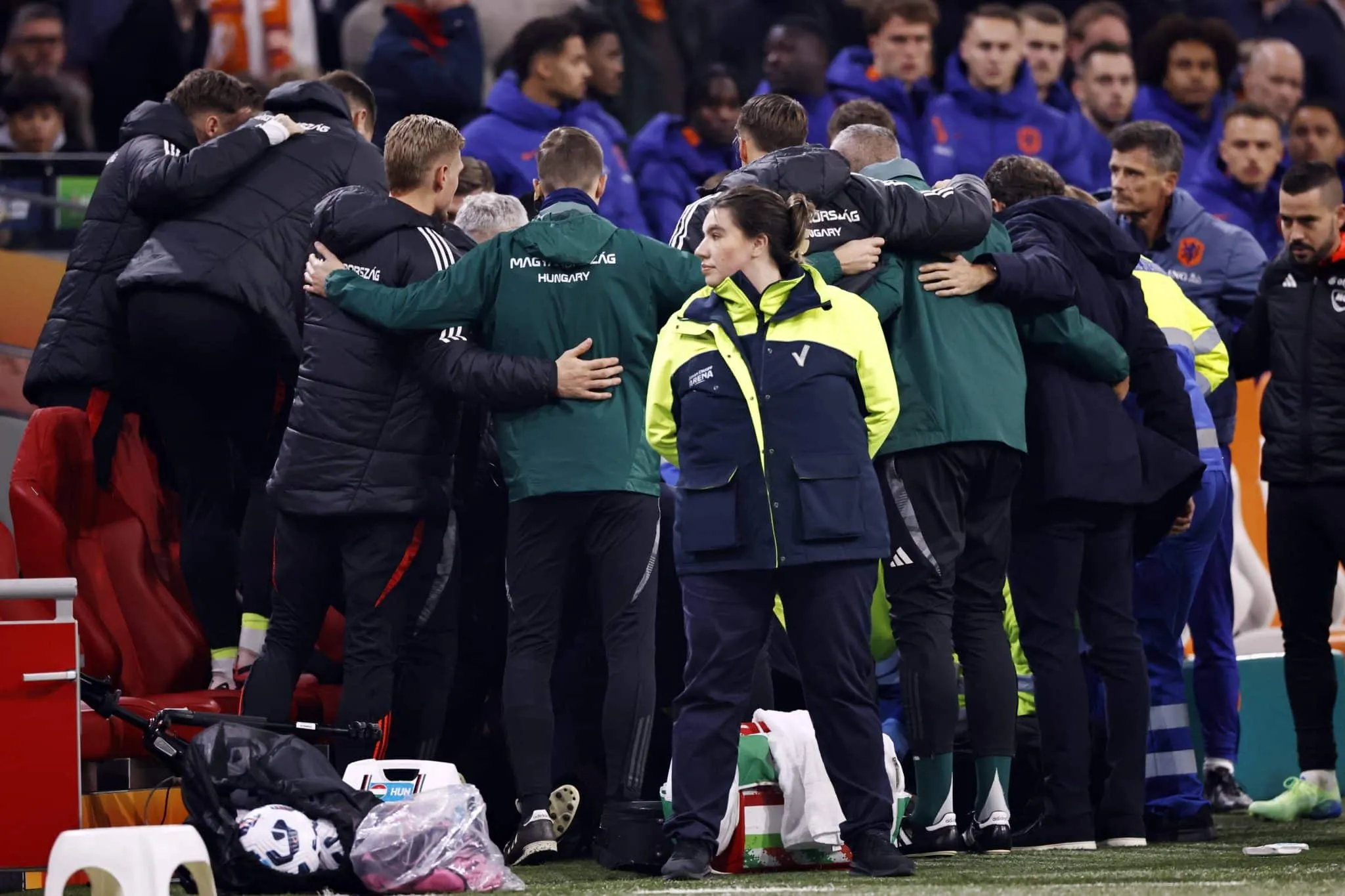 Auxiliar t&eacute;cnico da Hungria passa mal e gera apreens&atilde;o em jogo contra Holanda