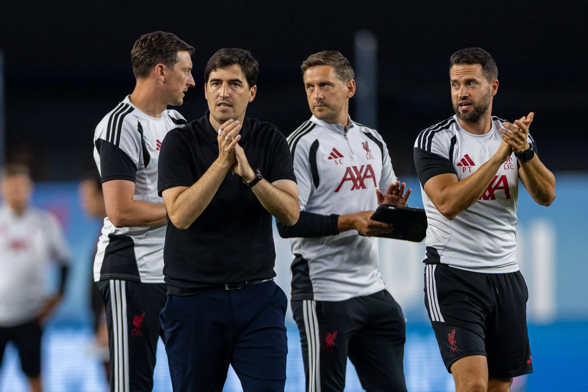 Iraola e comiss&atilde;o t&eacute;cnica ap&oacute;s amistoso do Liverpool