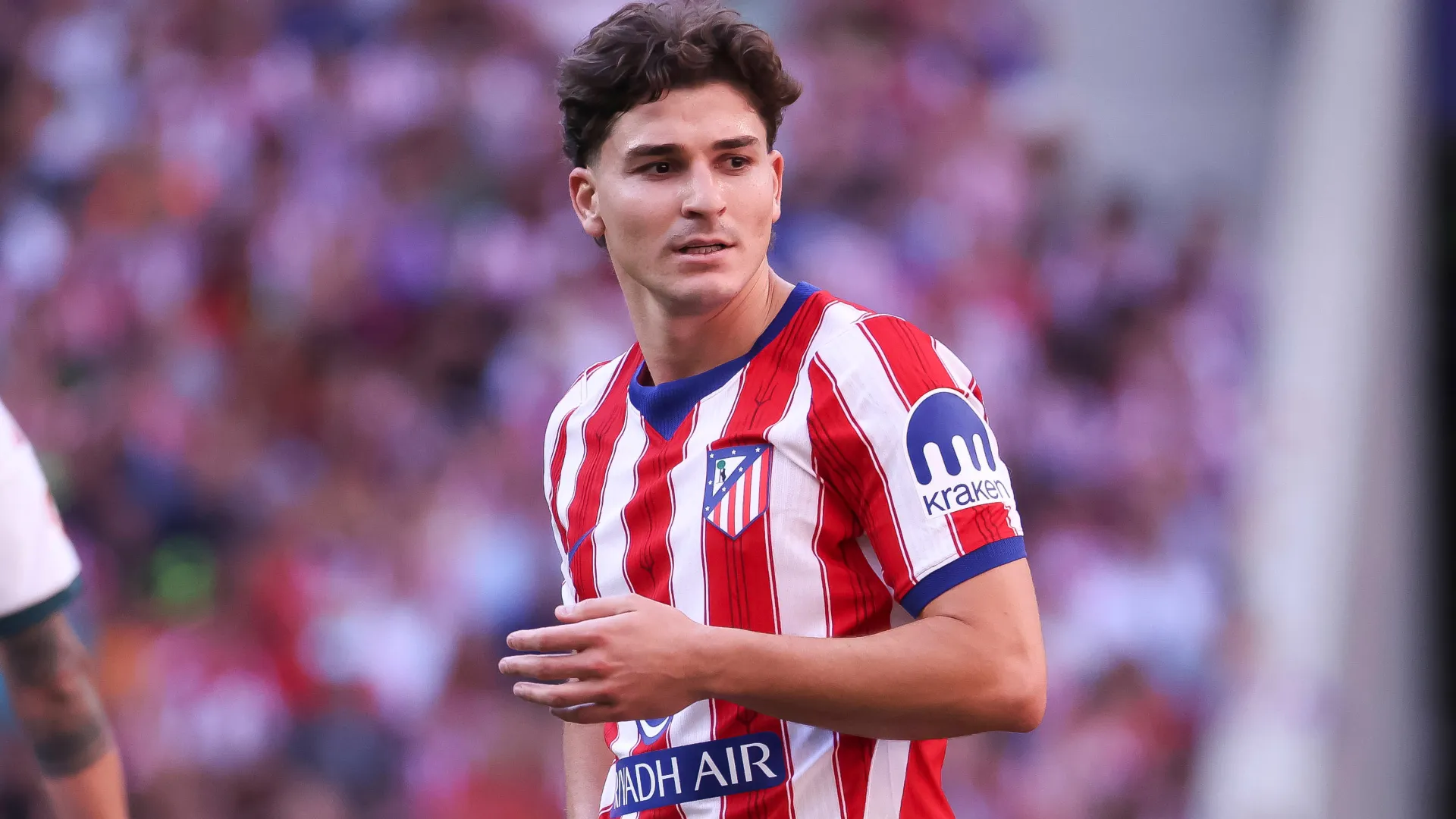 Juli&aacute;n &Aacute;lvarez, atacante do Atl&eacute;tico de Madrid, observando o campo durante a partida da LaLiga entre Atl&eacute;tico de Madrid e Real Madrid, no Riyadh Air Metropolitano, em Madri, na Espanha, em 20 de setembro de 2026.