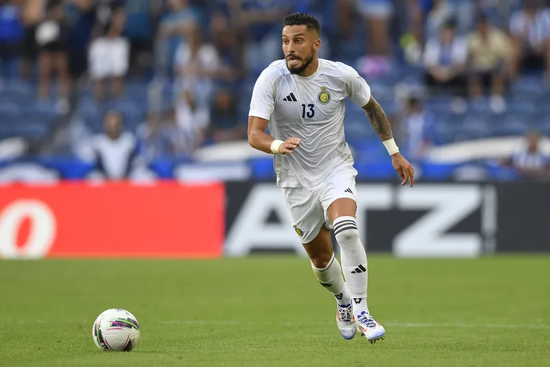 Al-Nassr rescinde contrato com Alex Telles ap&oacute;s chegada de Bento ao clube