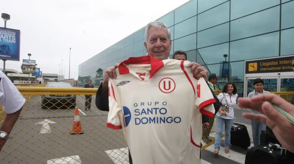 12 DE ENERO DEL 2010 LLEGADA A LIMA  DE ESCRITOR PERUANO MARIO VARGAS LLOSA PROCEDENTE DE CHILE. FOTO: DANTE PIAGGIO / EL COMERCIO
