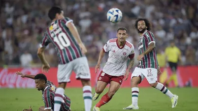 Com um a menos, Fluminense arranca empate com Inter e deixa semi da Libertadores aberta