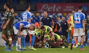 O Napoli muito martelou, mas permitiu que o Cagliari sa&iacute;sse com a vit&oacute;ria no San Paolo
