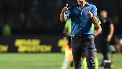 O pr&oacute;prio Renato animou a torcida do Gr&ecirc;mio e disse: &lsquo;Falta s&oacute; um detalhezinho pra renovar&hellip;&rsquo;