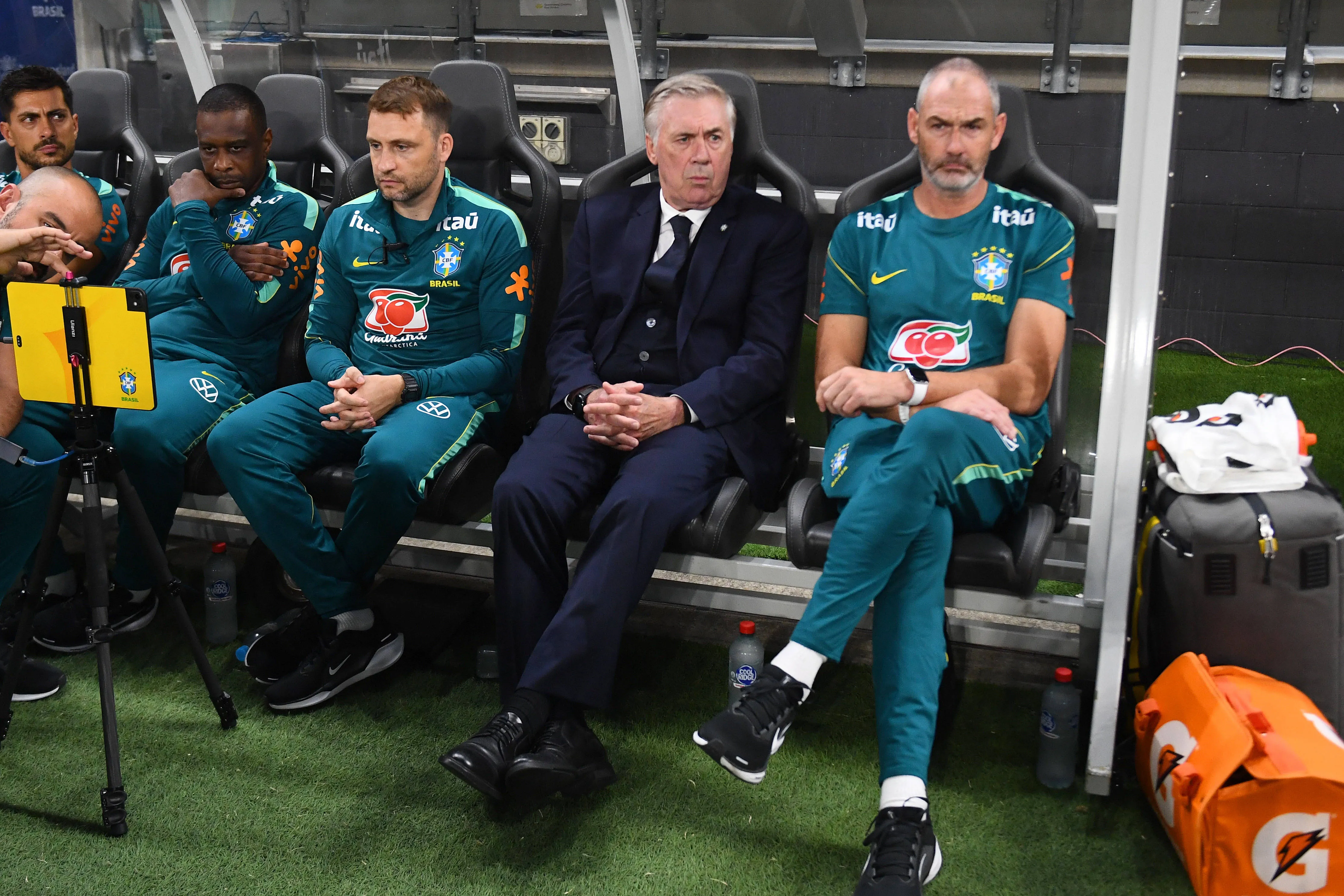 Ancelotti ao lado de sua comiss&atilde;o t&eacute;cnica no banco de reservas durante amistoso entre Austr&aacute;lia x Brasil 