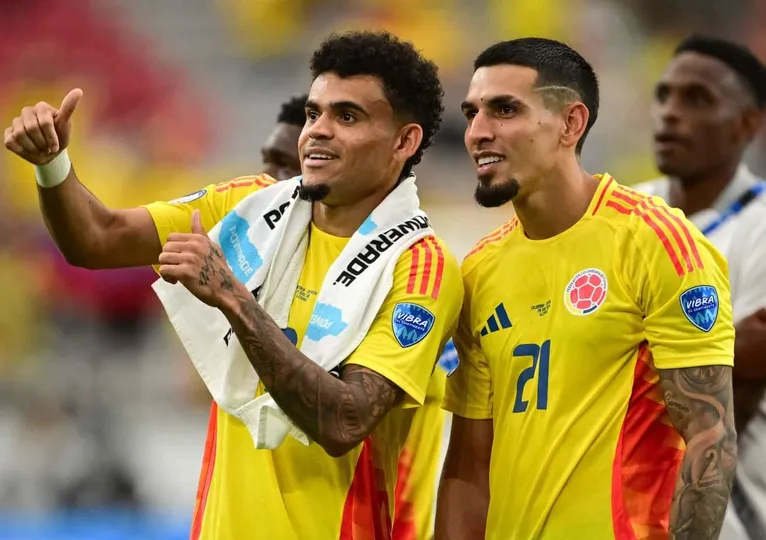 Daniel Mu&ntilde;oz ao lado de Luis D&iacute;az ap&oacute;s jogo da Col&ocirc;mbia.